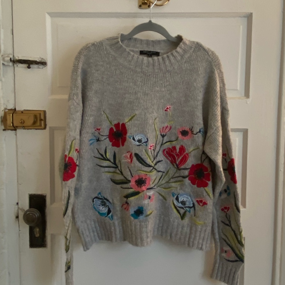 Romeo & Juliet Floral Embroidered Gray Sweater Size Small
